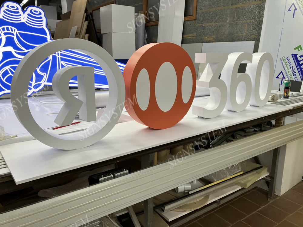 композитные буквы на подиуме